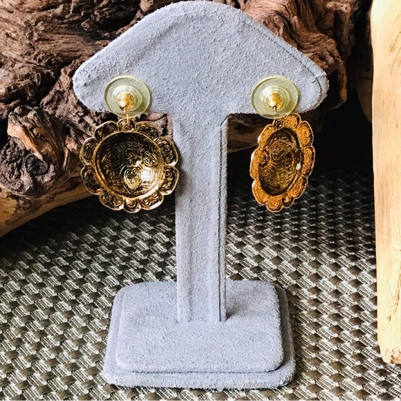 Vintage 80’s Gold Tone Mandala Dome Flower Post 1in Earrings - Picture 4 of 11